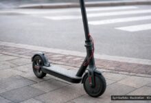 KI-generiertes Symbolfoto zu Verkehrsunfallflucht bei Kempten, Straße Freudenberg