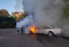 Beitragsbild zu Peugeot-Oldtimer fängt in Augsburg Feuer – Berufsfeuerwehr löscht Autobrand