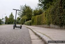 KI-generiertes Symbolfoto zu Verkehrskontrolle / Alkohol am E-Scooter bei Riedlingen