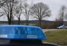 KI-generiertes Symbolfoto zu Verkehrsunfall bei Derching, Friedberg