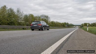 KI-generiertes Symbolfoto zu Verkehrsunfall bei A8 bei Ulm-Jungingen, Fahrtrichtung München, Höhe km 122 kurz nach der Anschlussstelle Ulm-West