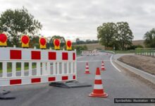 KI-generiertes Symbolfoto zu Straßenbaustelle bei Altenstadt