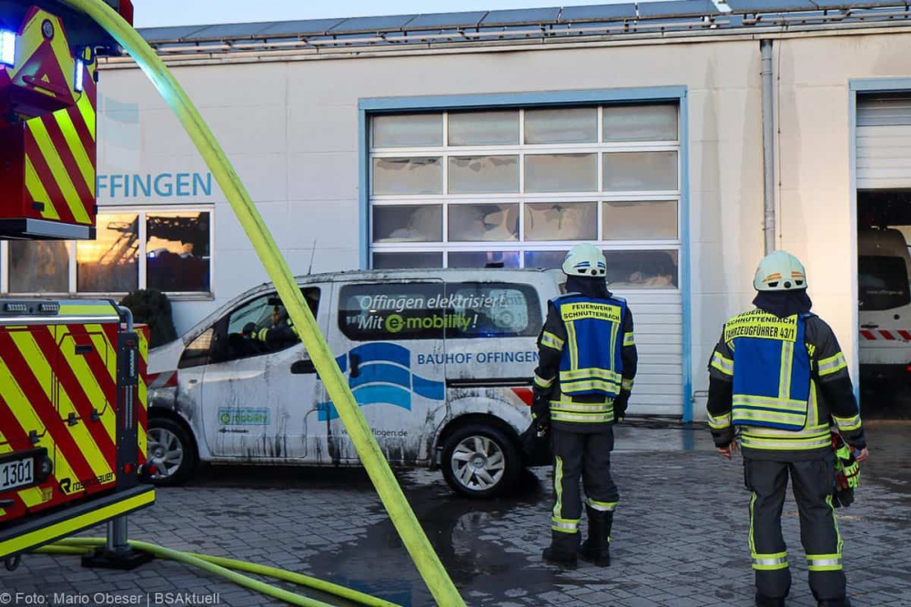 Am Mittwochnachmittag, 25.12.2025, kam es in Offingen zu einem Brand in einer Halle auf dem Gelände des örtlichen Bauhofs. Gegen 15:15 Uhr wurden die Einsatzkräfte alarmiert. Das Feuer brach im oberen Bereich des Gebäudes aus, wo Wechselrichter und ein Batteriespeicher der auf dem Dach montierten Photovoltaikanlage untergebracht sind.