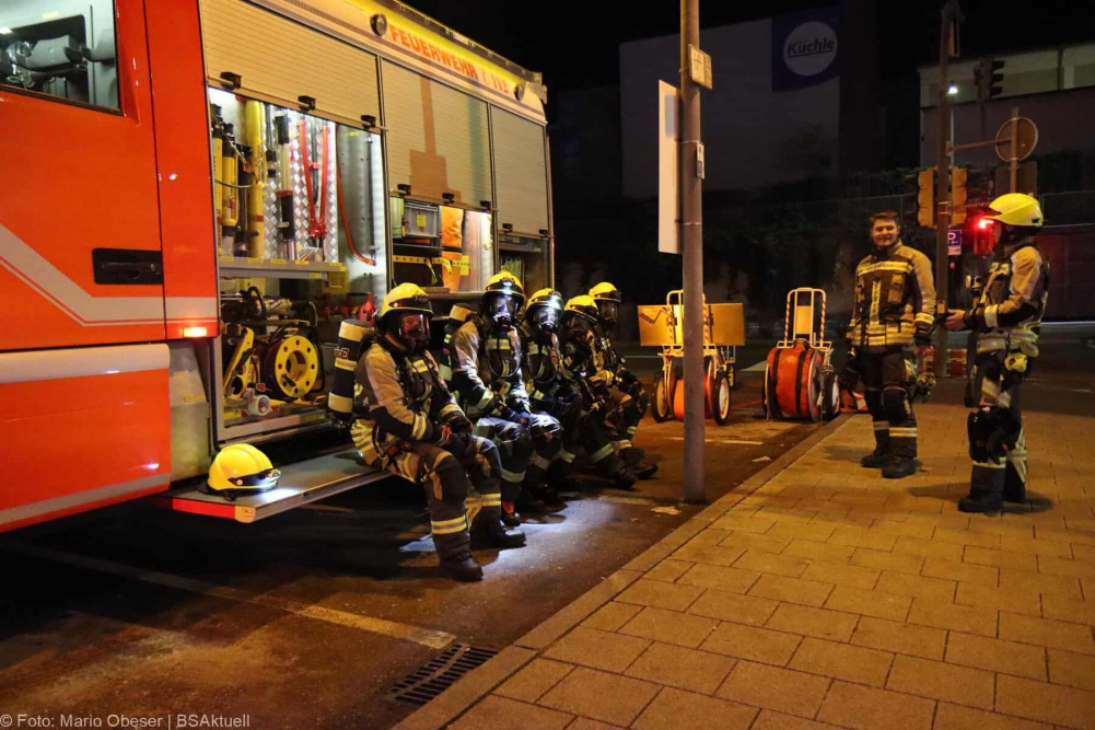 Einsatzkräfte wurden am frühen Sonntagmorgen, gegen 01.47 Uhr, zu einem Busdepot im Bereich des Bahnhofes in Günzburg zu einer starken Rauchentwicklung alarmiert.