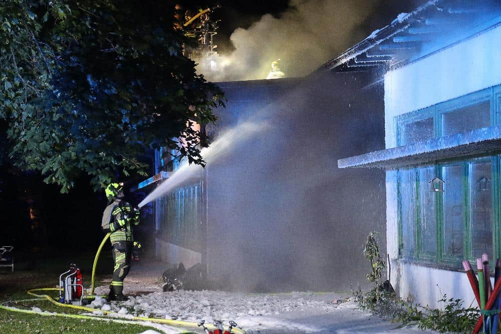 In Günzburg war es in den frühen Samstagmorgenstunden zu einem Brand gekommen, bei dem ein Kindergarten stark beschädigt wurde.