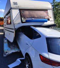 Unfall A8 Leipheim Wohnwagen 12082022 1
