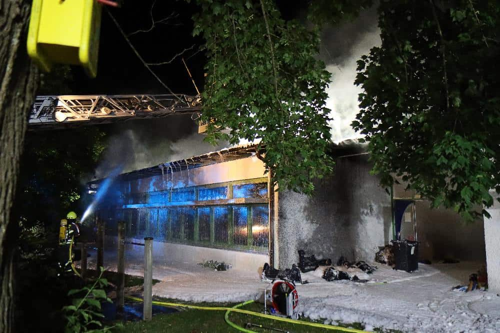 In Günzburg war es in den frühen Samstagmorgenstunden zu einem Brand gekommen, bei dem ein Kindergarten stark beschädigt wurde.