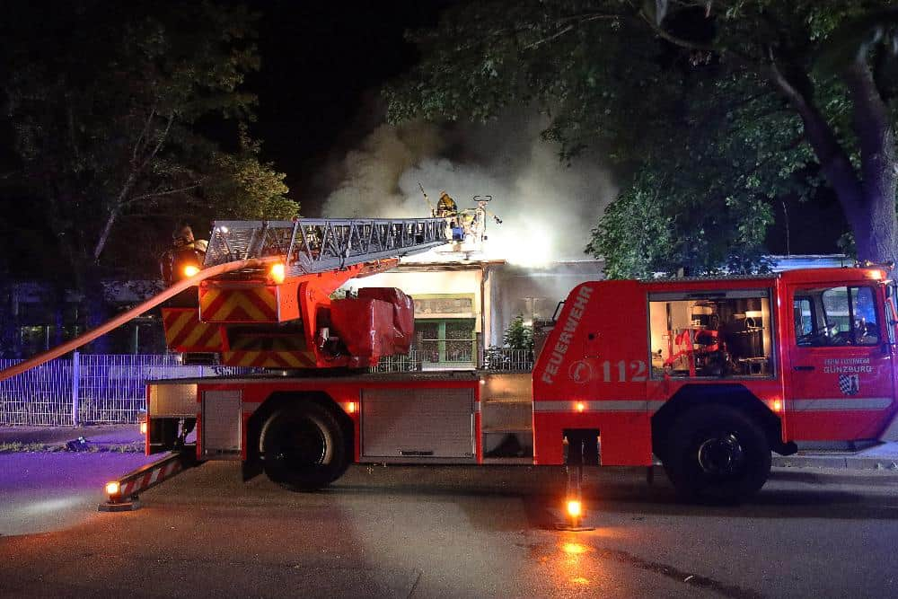 In Günzburg war es in den frühen Samstagmorgenstunden zu einem Brand gekommen, bei dem ein Kindergarten stark beschädigt wurde.