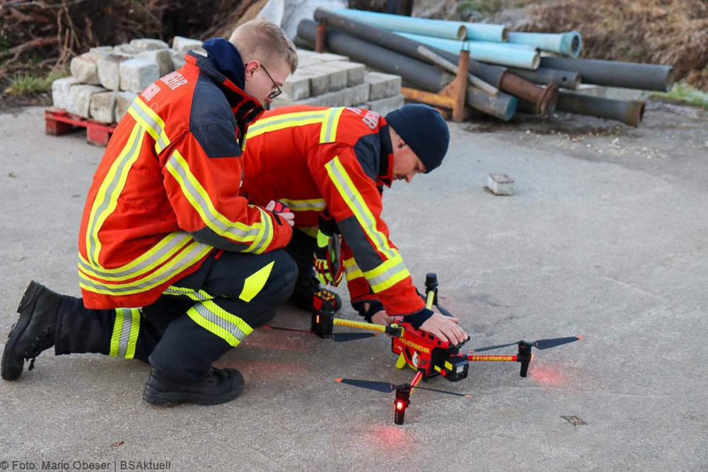 Am Mittwochnachmittag, 25.12.2025, kam es in Offingen zu einem Brand in einer Halle auf dem Gelände des örtlichen Bauhofs. Gegen 15:15 Uhr wurden die Einsatzkräfte alarmiert. Das Feuer brach im oberen Bereich des Gebäudes aus, wo Wechselrichter und ein Batteriespeicher der auf dem Dach montierten Photovoltaikanlage untergebracht sind.
