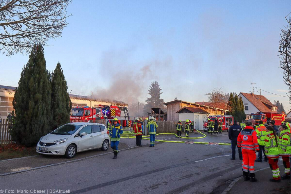 Am Mittwochnachmittag, 25.12.2025, kam es in Offingen zu einem Brand in einer Halle auf dem Gelände des örtlichen Bauhofs. Gegen 15:15 Uhr wurden die Einsatzkräfte alarmiert. Das Feuer brach im oberen Bereich des Gebäudes aus, wo Wechselrichter und ein Batteriespeicher der auf dem Dach montierten Photovoltaikanlage untergebracht sind.
