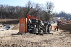 Günzburg - Lkw kippt Baustelle Bahnbrücke 21032022 10