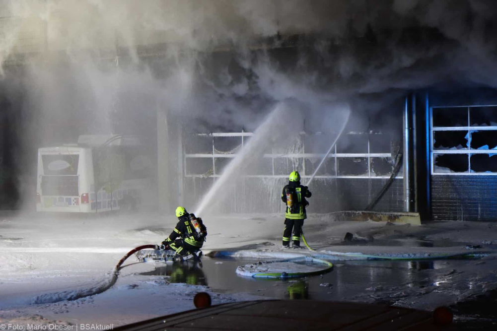 Einsatzkräfte wurden am frühen Sonntagmorgen, gegen 01.47 Uhr, zu einem Busdepot im Bereich des Bahnhofes in Günzburg zu einer starken Rauchentwicklung alarmiert.