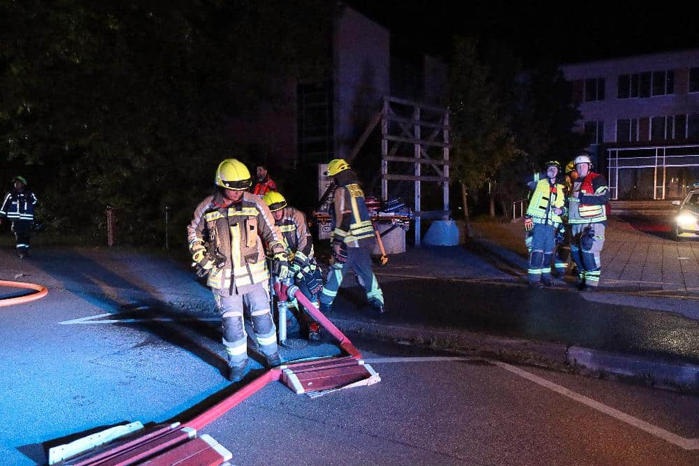 In Günzburg war es in den frühen Samstagmorgenstunden zu einem Brand gekommen, bei dem ein Kindergarten stark beschädigt wurde.