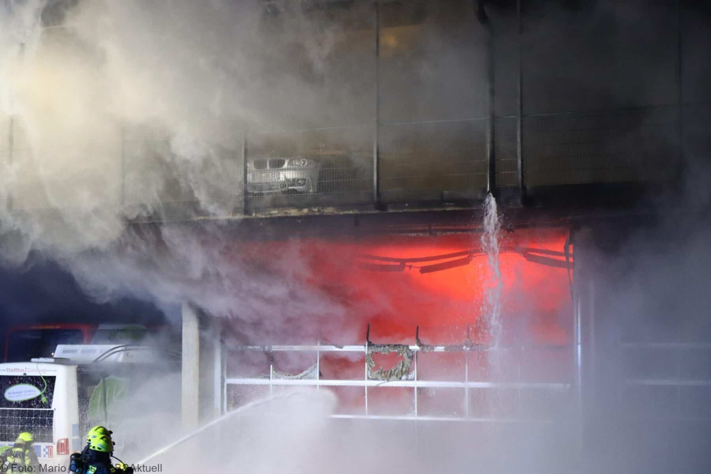 Einsatzkräfte wurden am frühen Sonntagmorgen, gegen 01.47 Uhr, zu einem Busdepot im Bereich des Bahnhofes in Günzburg zu einer starken Rauchentwicklung alarmiert.