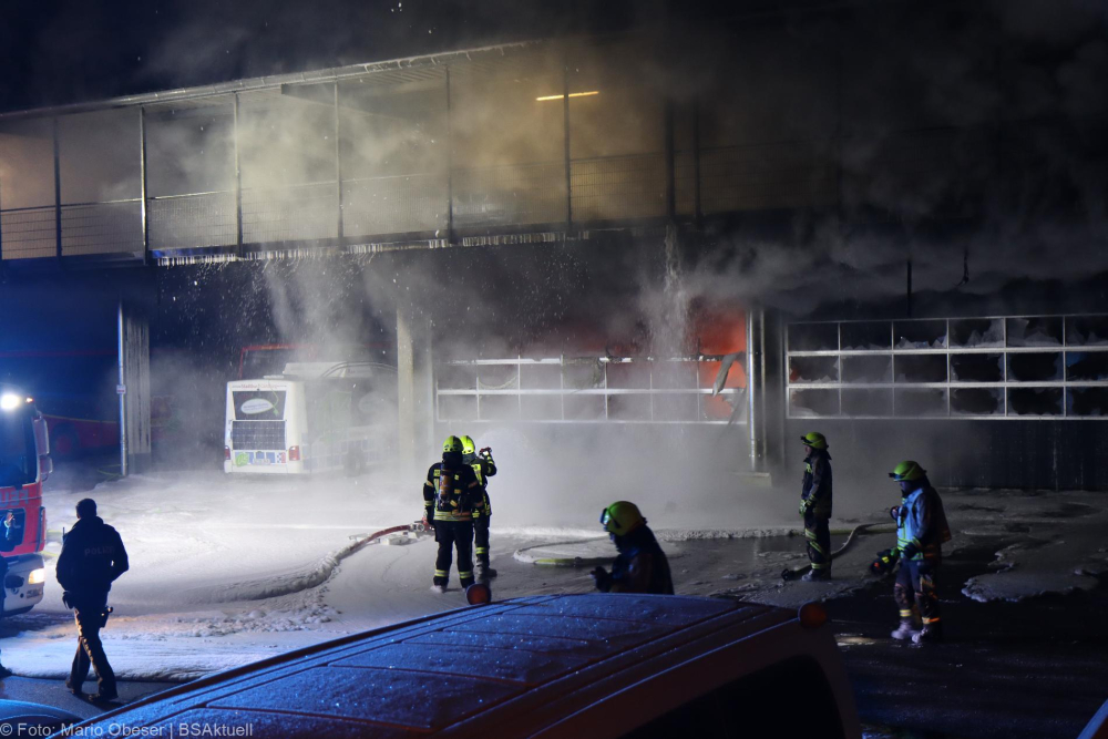 Einsatzkräfte wurden am frühen Sonntagmorgen, gegen 01.47 Uhr, zu einem Busdepot im Bereich des Bahnhofes in Günzburg zu einer starken Rauchentwicklung alarmiert.