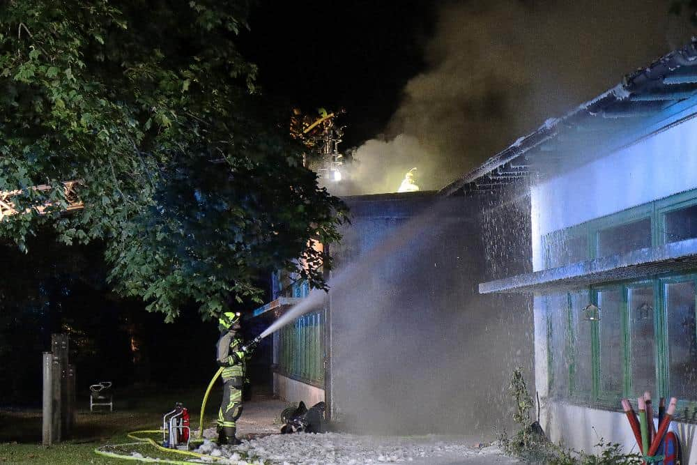 In Günzburg war es in den frühen Samstagmorgenstunden zu einem Brand gekommen, bei dem ein Kindergarten stark beschädigt wurde.