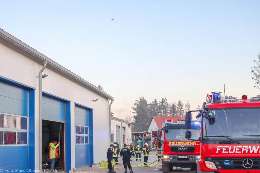Am Mittwochnachmittag, 25.12.2025, kam es in Offingen zu einem Brand in einer Halle auf dem Gelände des örtlichen Bauhofs. Gegen 15:15 Uhr wurden die Einsatzkräfte alarmiert. Das Feuer brach im oberen Bereich des Gebäudes aus, wo Wechselrichter und ein Batteriespeicher der auf dem Dach montierten Photovoltaikanlage untergebracht sind.