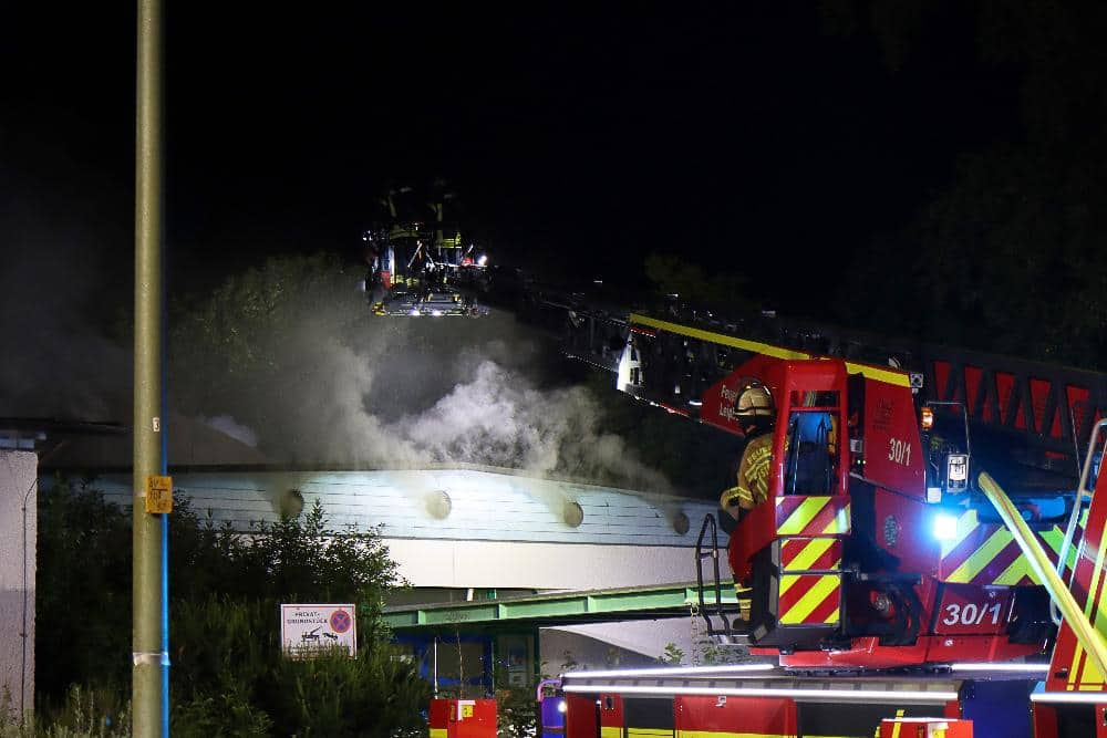 In Günzburg war es in den frühen Samstagmorgenstunden zu einem Brand gekommen, bei dem ein Kindergarten stark beschädigt wurde.