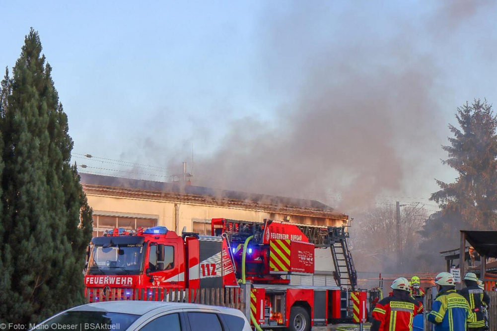 Am Mittwochnachmittag, 25.12.2025, kam es in Offingen zu einem Brand in einer Halle auf dem Gelände des örtlichen Bauhofs. Gegen 15:15 Uhr wurden die Einsatzkräfte alarmiert. Das Feuer brach im oberen Bereich des Gebäudes aus, wo Wechselrichter und ein Batteriespeicher der auf dem Dach montierten Photovoltaikanlage untergebracht sind.