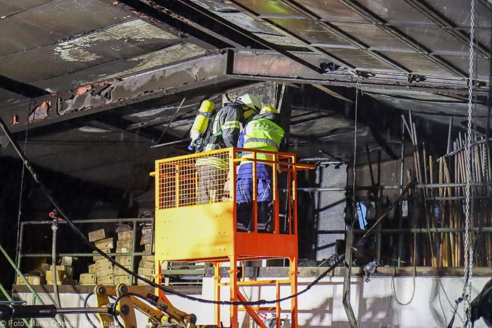 Am Mittwochnachmittag, 25.12.2025, kam es in Offingen zu einem Brand in einer Halle auf dem Gelände des örtlichen Bauhofs. Gegen 15:15 Uhr wurden die Einsatzkräfte alarmiert. Das Feuer brach im oberen Bereich des Gebäudes aus, wo Wechselrichter und ein Batteriespeicher der auf dem Dach montierten Photovoltaikanlage untergebracht sind.